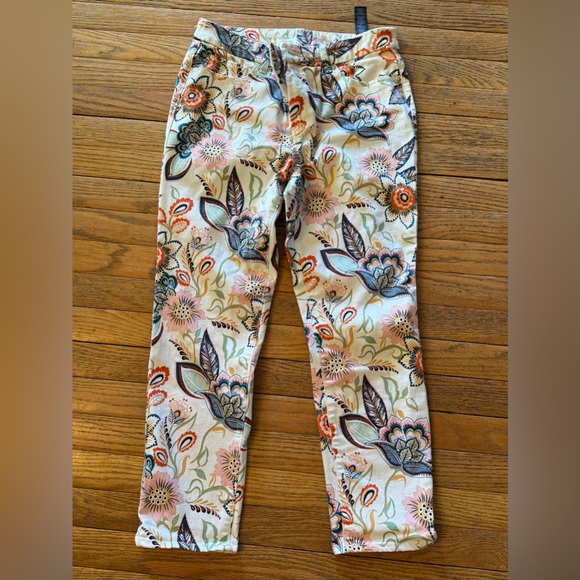 Chico's Pants - CHICO'S So Slimming Girlfriend Crop
Floral Jeans size 0.5
